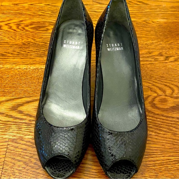 Stuart Weitzman Logo Plainfield Snake Embossed Platform Peep-Toe Pump, size 8.5 - Picture 2 of 9